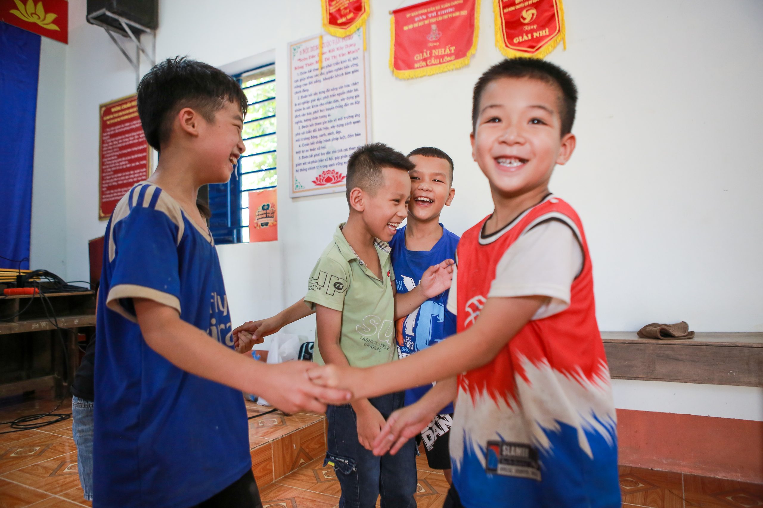 “Chơi Rì”: Trẻ em làm nhà thiết kế trò chơi từ vật liệu bản địa